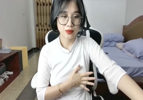 Anna Bears tira uma selfie para ganhar dinheiro com sua mãe