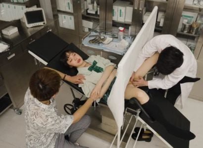 O paciente foi fodido por um médico enquanto era examinado