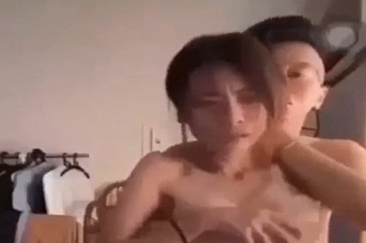 Hoang Cuu contou um ao outro com a prostituta para liberar clipes de sexo