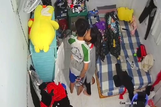 Estudantes vietnamitas se espalharam com paus recém -nascidos