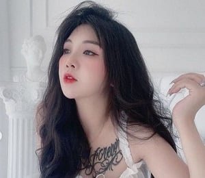 Phuong Min está montando um cavalo com o namorado muito animado