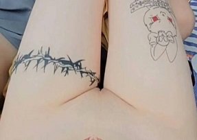 Vy Tran usa uma roupa apertada que deixa seu irmão animado